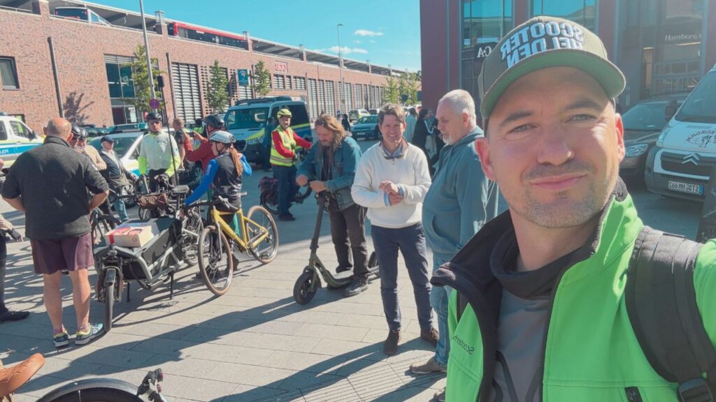 Mikromobilität sichtbar machen: So erlebte ich den Hamburg‑Ride Hamburg setzt ein Zeichen: United For Children Ride, Klimaschutz, Kinderrechte und Zukunftsentscheid 2040. Mit dabei: eScootee, Anjes Tjarks, Community.