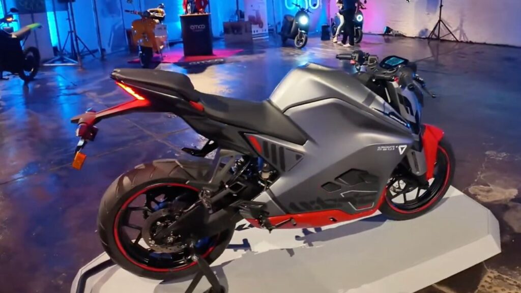 Zero Center Bodensee: Beratung, Probefahrt und Service für E-Fahrzeuge E-Roller, E-Motorräder und Offroad-Fahrzeuge im Zero Center Radolfzell entdecken.